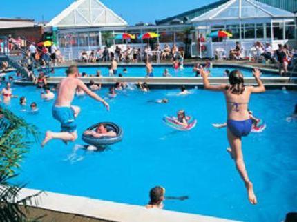 Blue Dolphin Holiday Park Gristhorpe Exterior foto